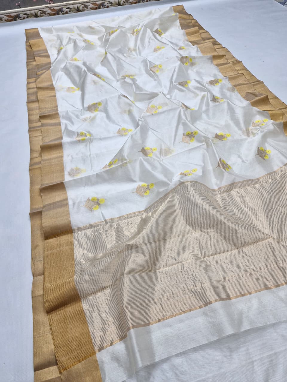 Elegant White Pattu Soft Silk Chanderi Saree with All-Over Golden Zari Meenakari Butta and Rich Patela Border – Perfect for Weddings & Festive Wear