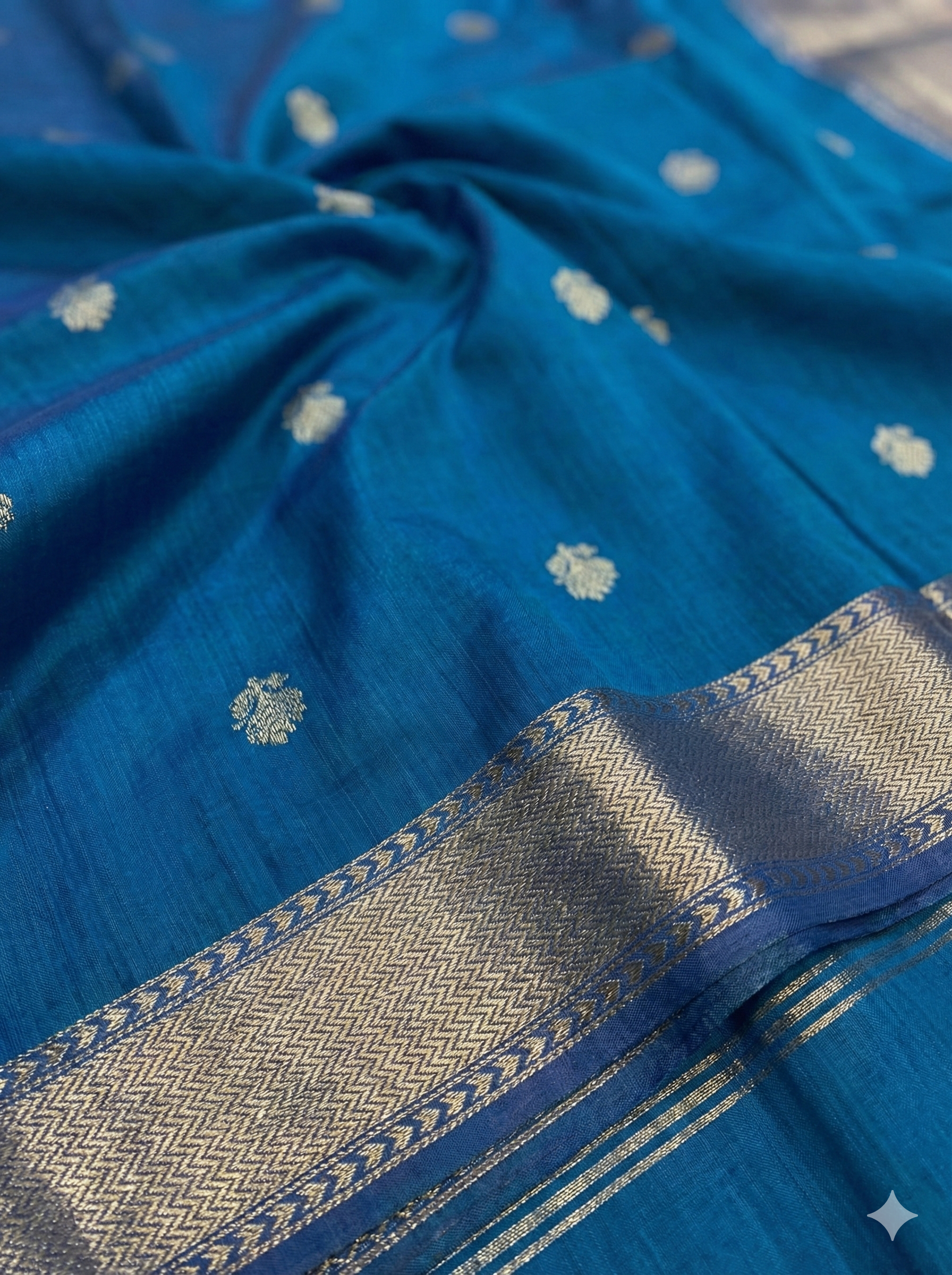 Handloom Exquisite light Blue Silk-Blend Maheshwari Silk Cotton Saree with Rich Golden Zari Work